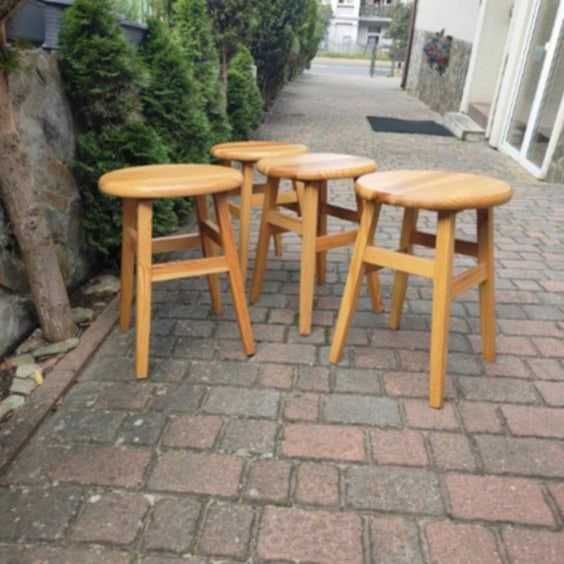 Drewniane taborety 50 cm – solidne, dostępne wiele sztuk