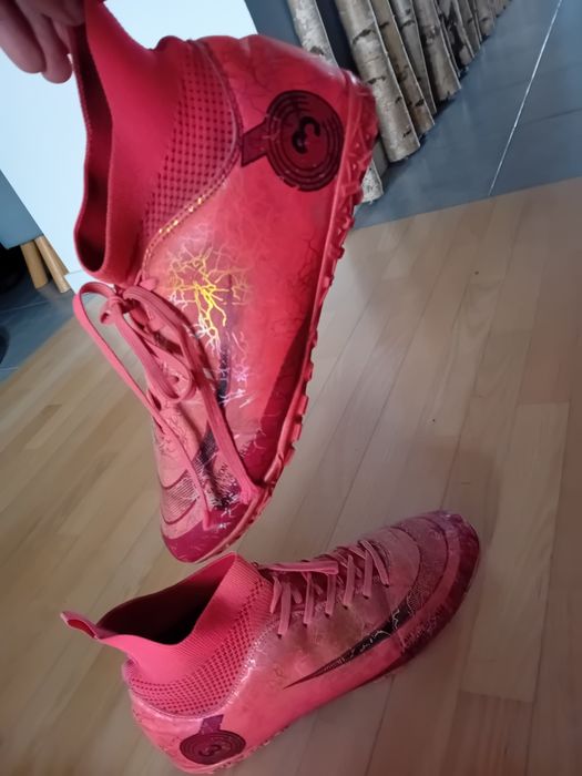 Męskie buty piłkarskie z wysoka cholewką