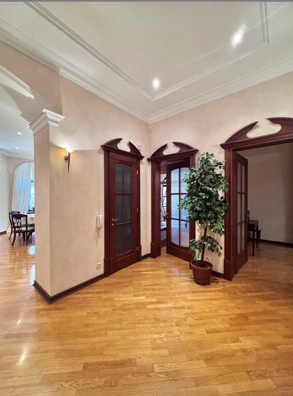 В продаже 3х-комнатная квартира в центре. Возможен перевод в коммерцию