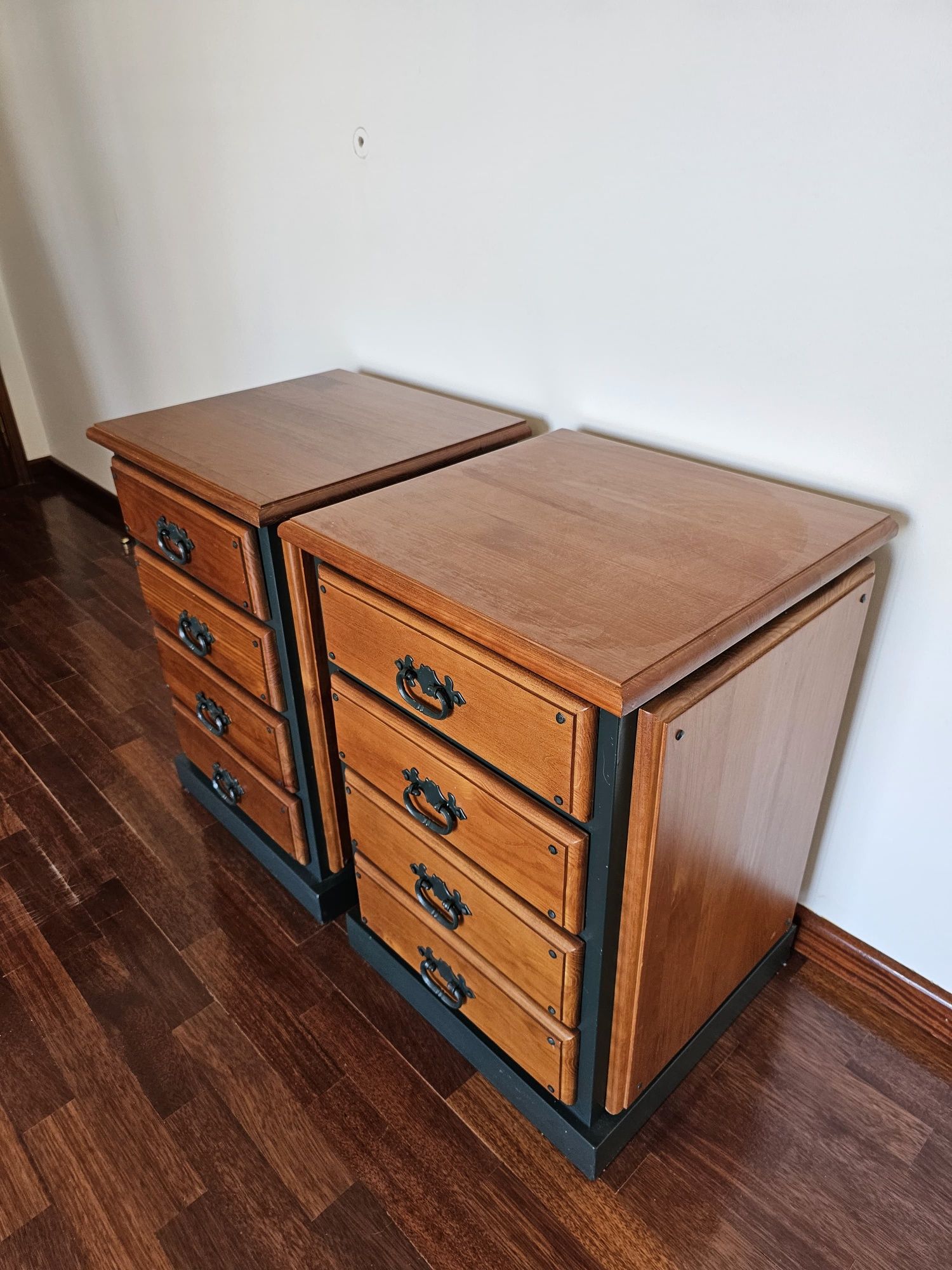 Conjunto comoda+ mesas cabeceira