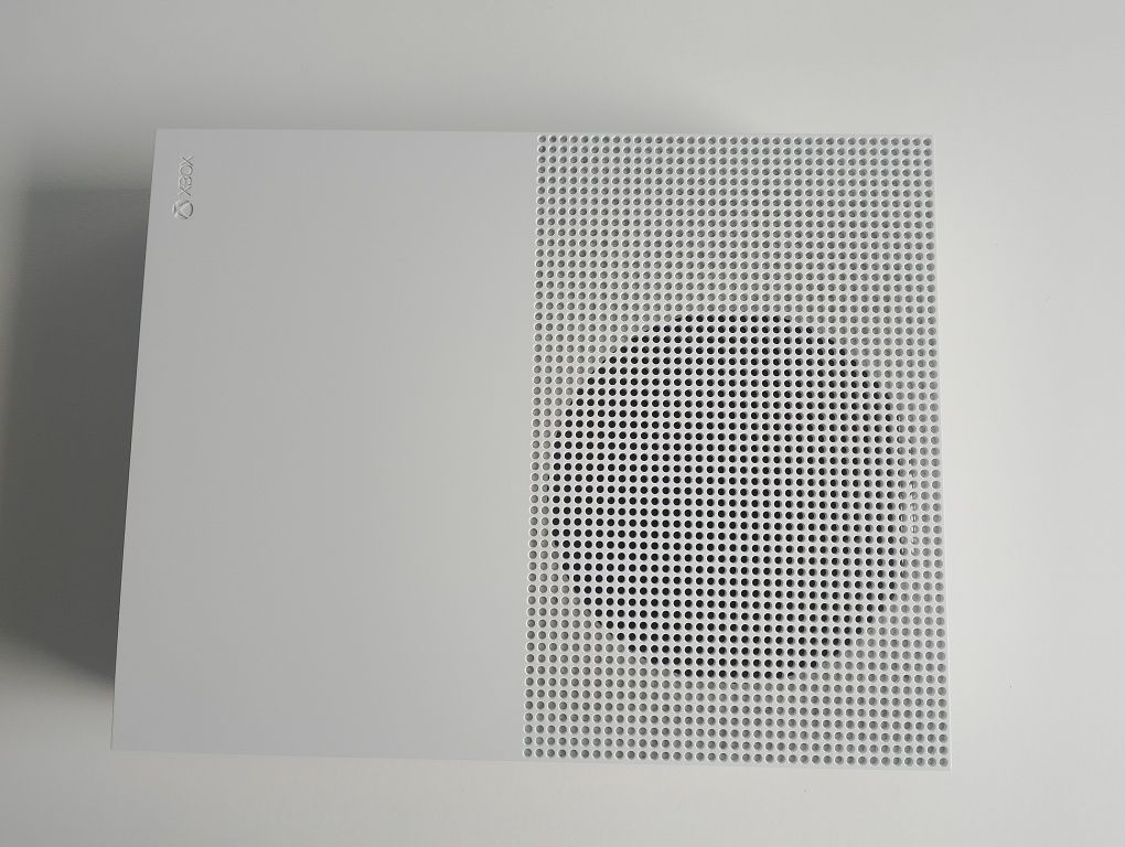 Xbox One S 1TB + pad + 9 gier, Stan idealny
