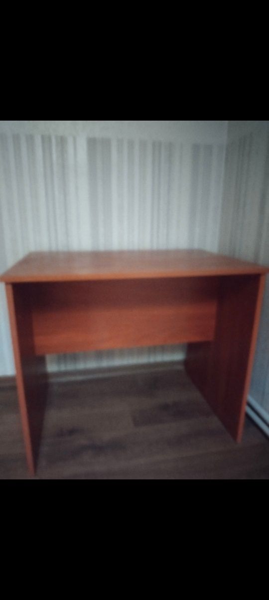 Продаются Утюги в отличном состоянии.и школьный стол