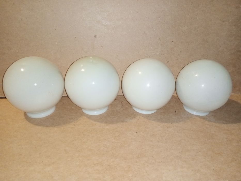 Освітлення:Світильники і плафони скляні для них.