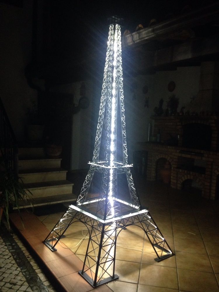 Torre Eiffel metálica com leds
