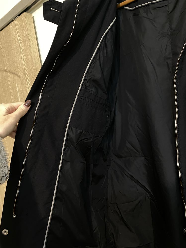 Жіноча чорна вітровка легка куртка peak performance