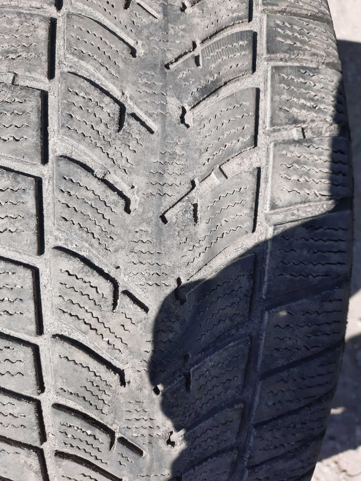 Продам  резину 225/60R17