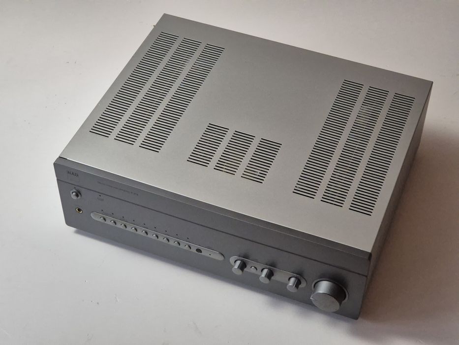NAD C372 2x150W na 8 ohm