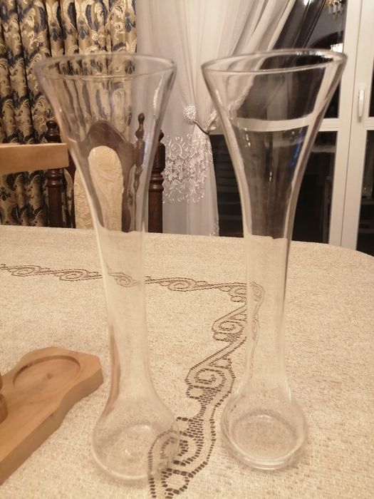 Wazony w drewnianej oprawie.