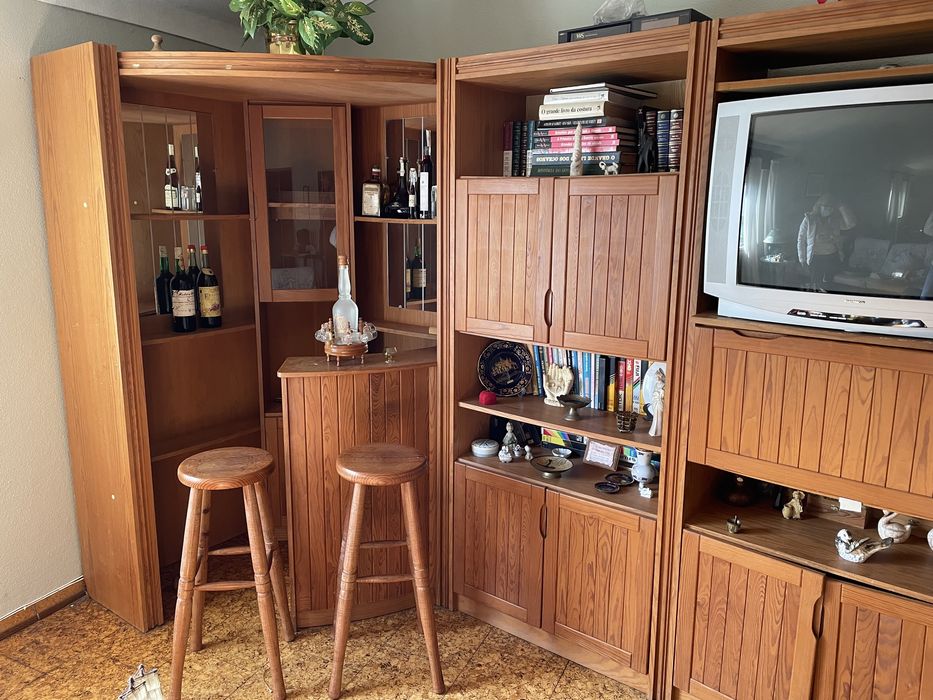 2 Móveis de sala, um eletrificado e outro com bar