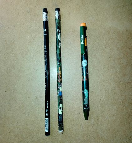 2 ołówki, długopis i futerał ze smyczą z "Włatcy móch" + 4 zeszyty A5