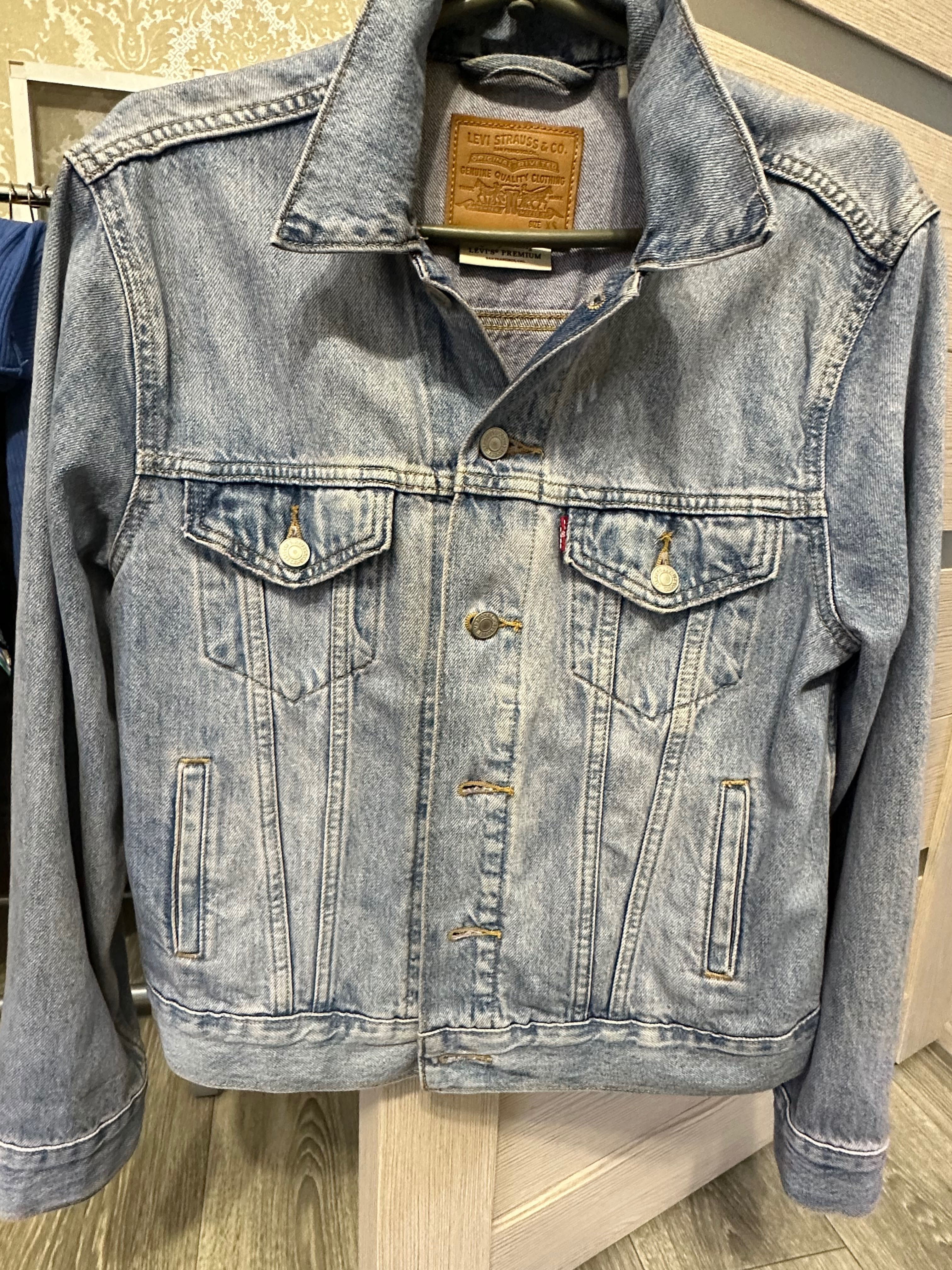 Продам джинсовую куртку Levi’s весна-осінь