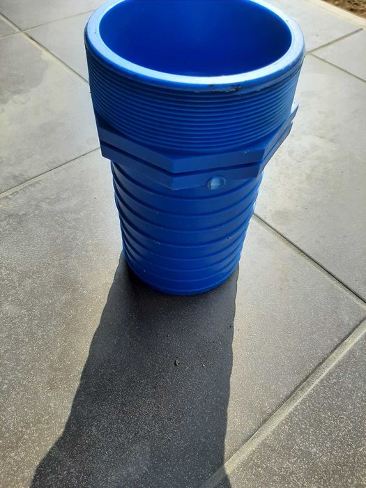 Króciec z tworzywa - do węża ssawnego o średnicy wewnętrznej 102 mm.