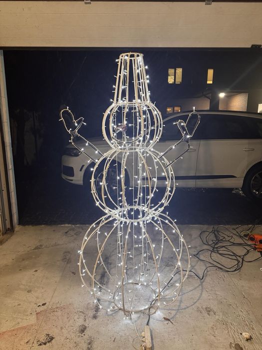 Шикарний дворовий (можна і для дому) сніговик з гирляндою 2м
