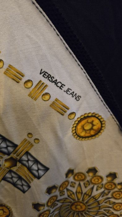 Sukienka Versace Jeans ze złotymi aplikacjami