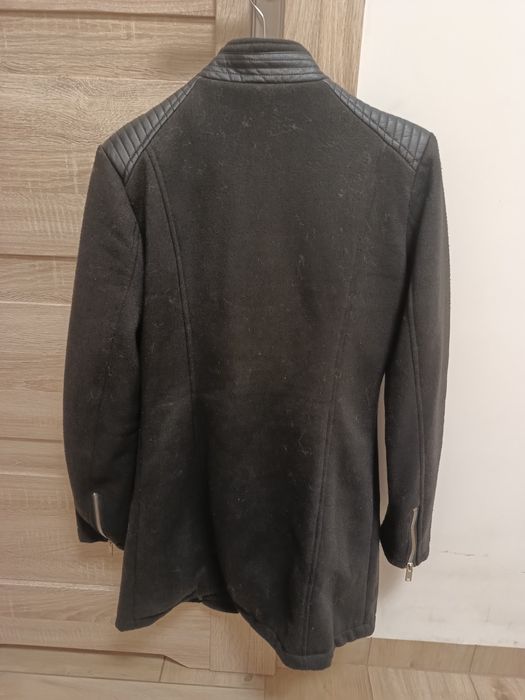 Damski czarny płaszcz zasuwany na suwak w rozmiarze S