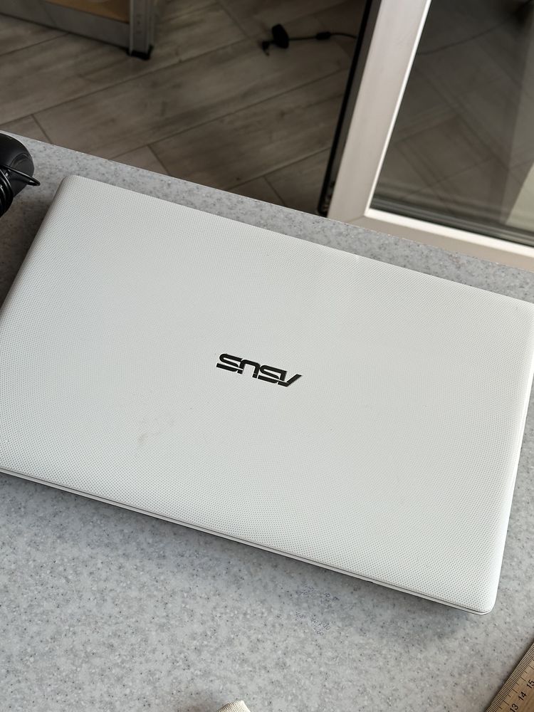 Ноутбук asus x550c