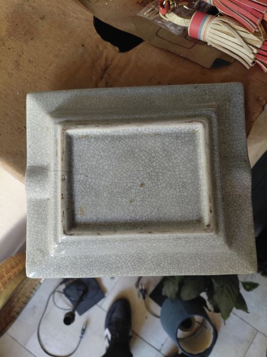 Cinzeiro antigo no estado real que se encontra anunciado