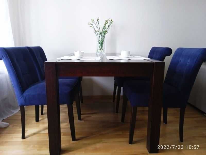 Krzesła do salonu komplet 4 sztuki drewno, welwet. Granatowa tapicerka