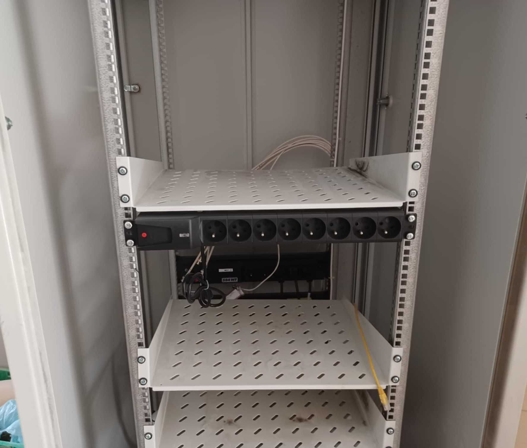 Szafa rack 19" 42U 800x800x2100 stojąca z szybą, używana