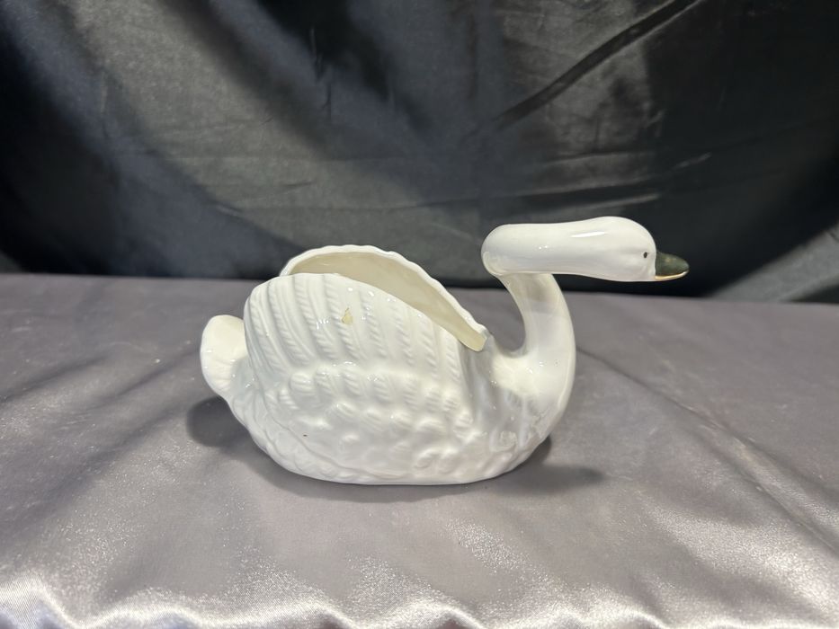 Ceramiczny Łabędź z Zakręconą Szyją – Elegancka Ozdoba