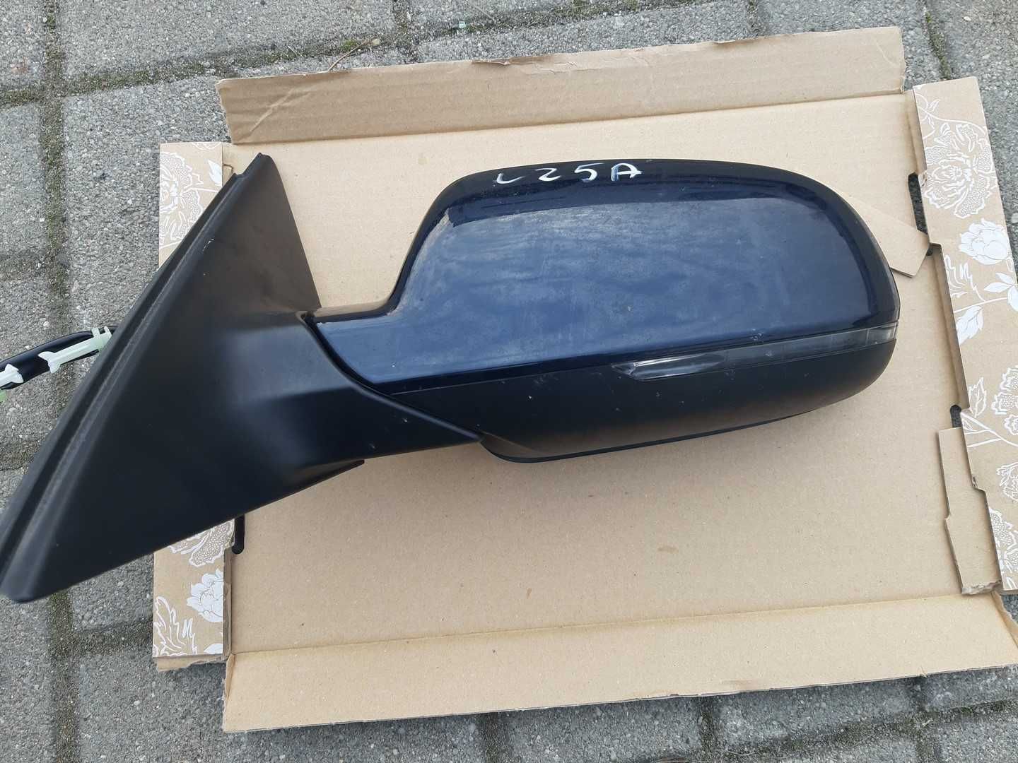 Audi A4 B8 lusterko lewe kolor LZ5A Europa