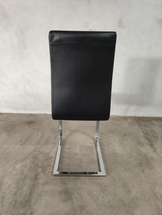 Cadeiras em aço cromado e pele sintética