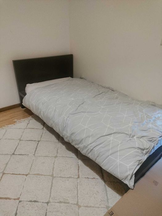 Cama ikea e mesinha cabeceira