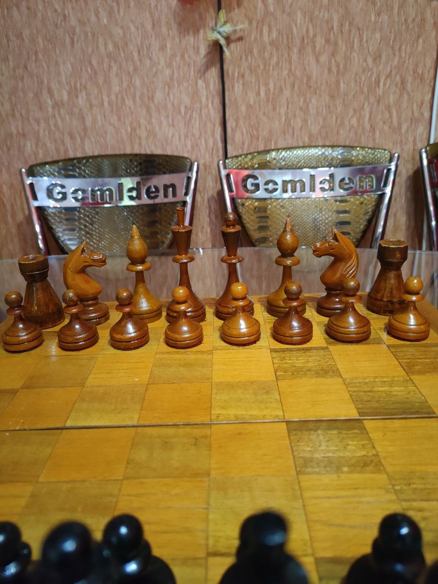 40 на 40 см. Доска. Комплект большие деревянные шахматы 1960 года.