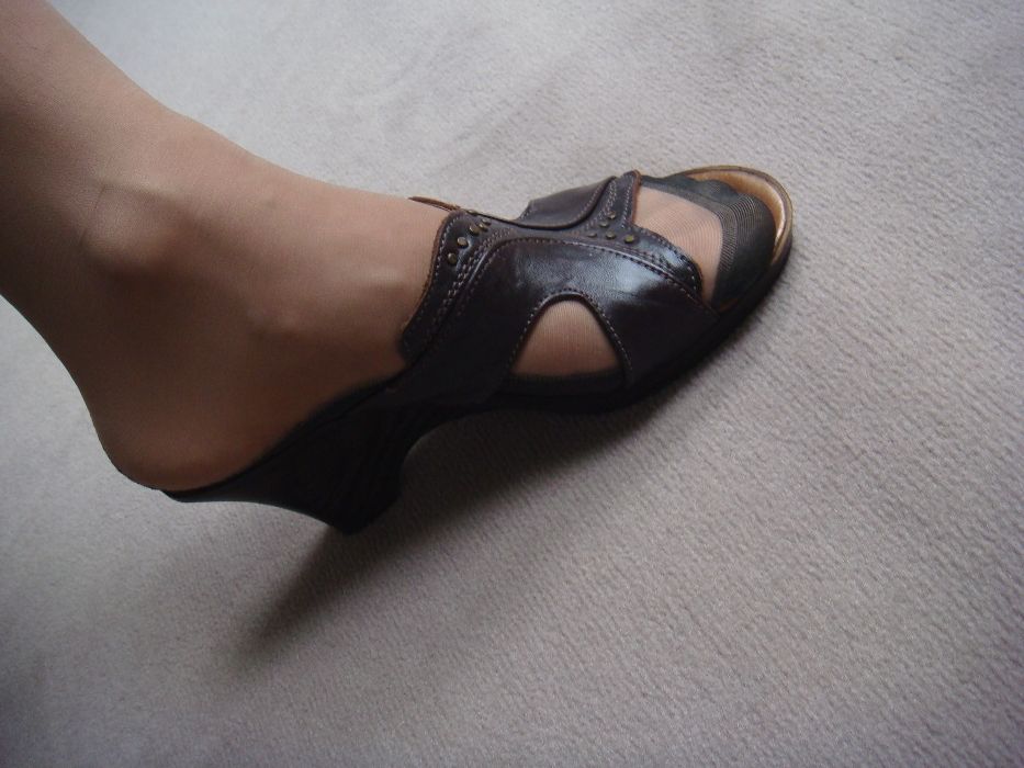 skórzane brązowe klapki / sandały na koturnie / buty nr 38