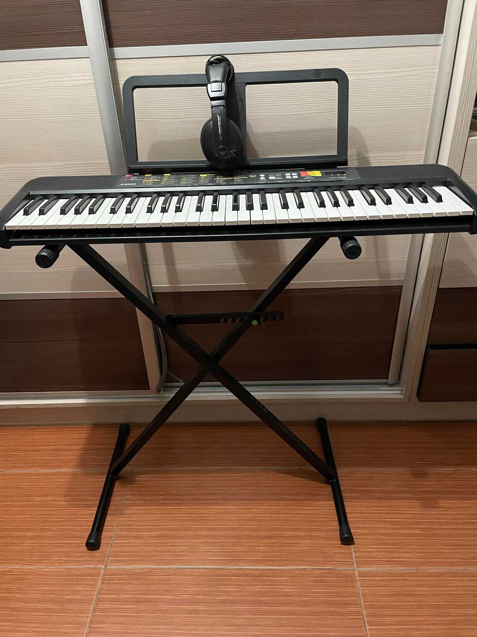 Keyboard Yamaha F52+ stojak, krzesełko i słuchawki