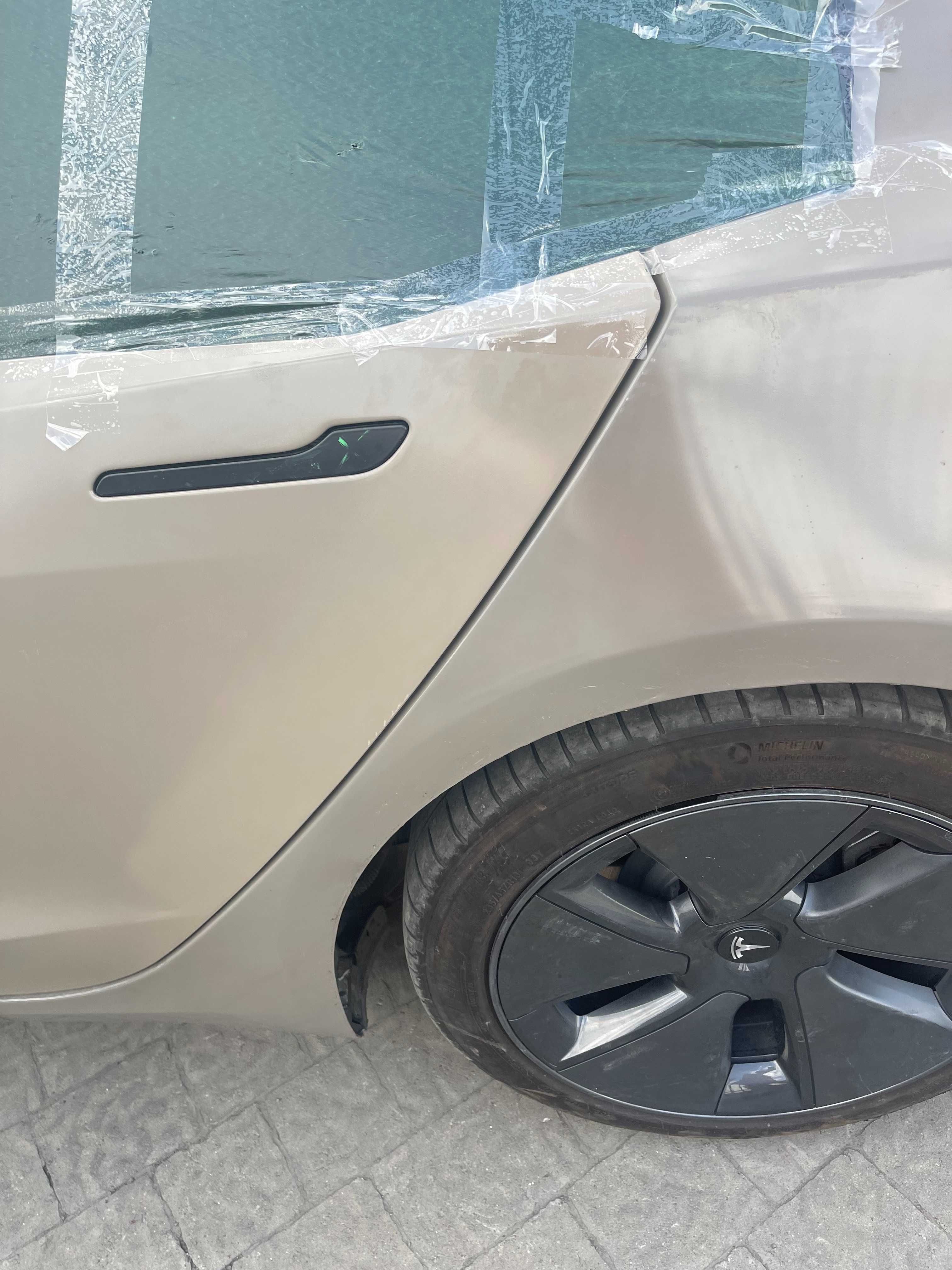 заднє крило до Tesla Model 3 з 17 року в наявності 	1073735-S0-M