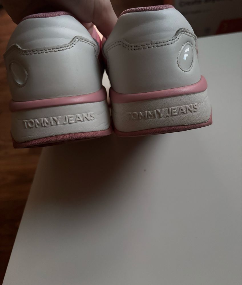 Białe damskie sneakersy Tommy Jeans