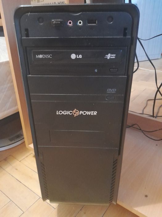 Комп'ютер з повним комплектом аксесуарів