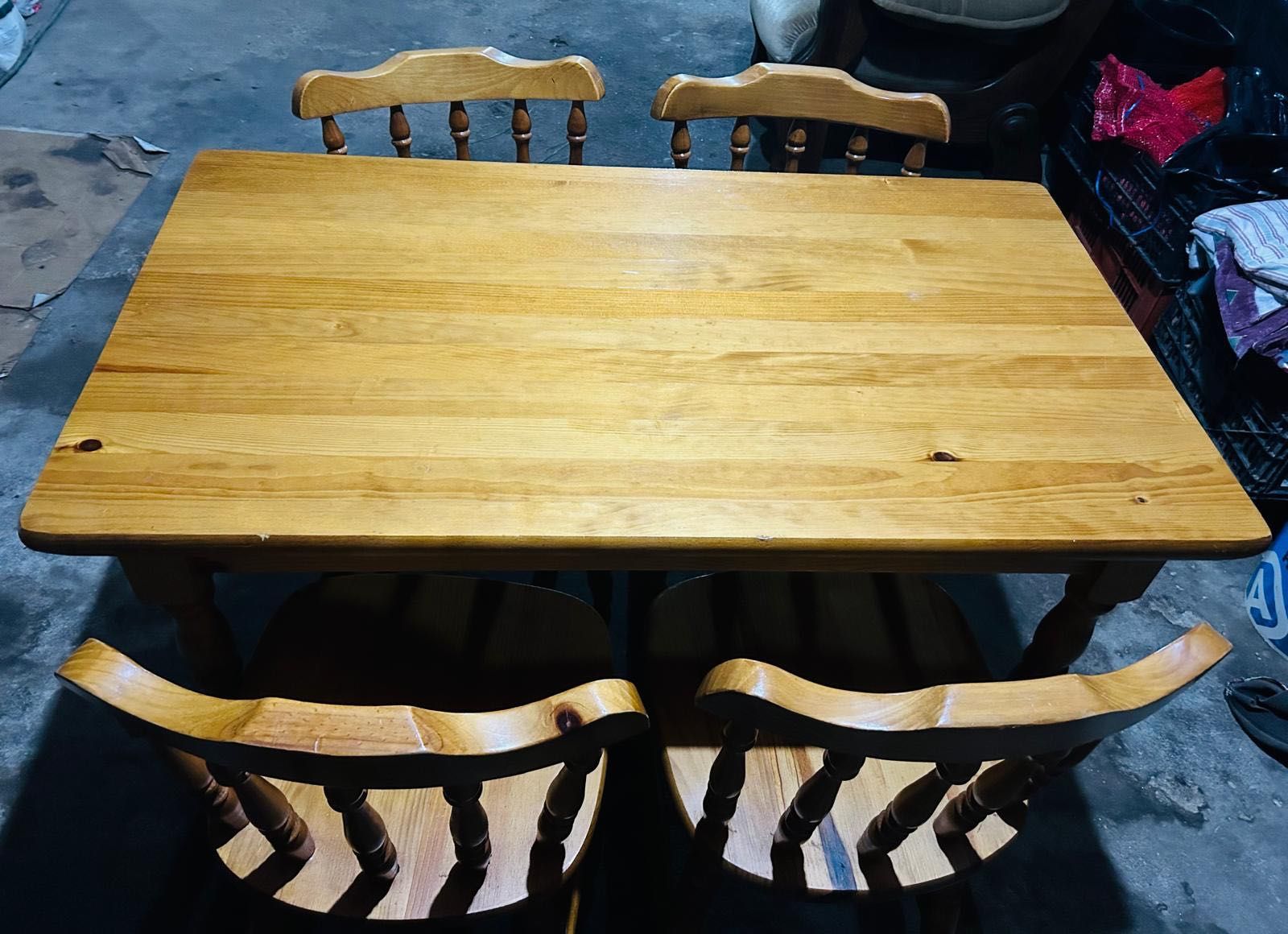 Mesa de madeira e 4 cadeiras
