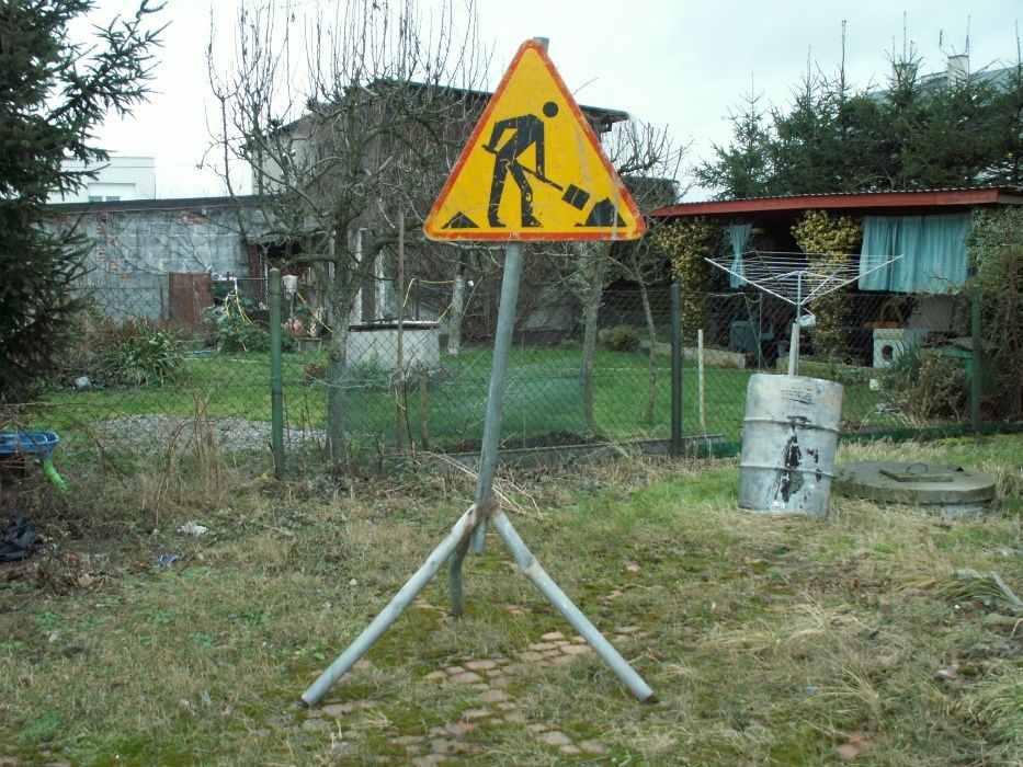 stalowy stojak pod znak drogowy
