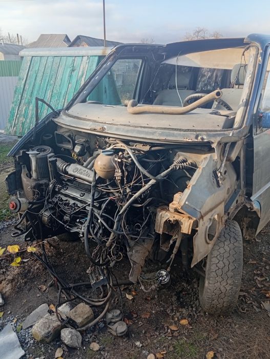 Продам Т-4 Фольксваген на разбор.полный привод.есть всё, кроме морды.