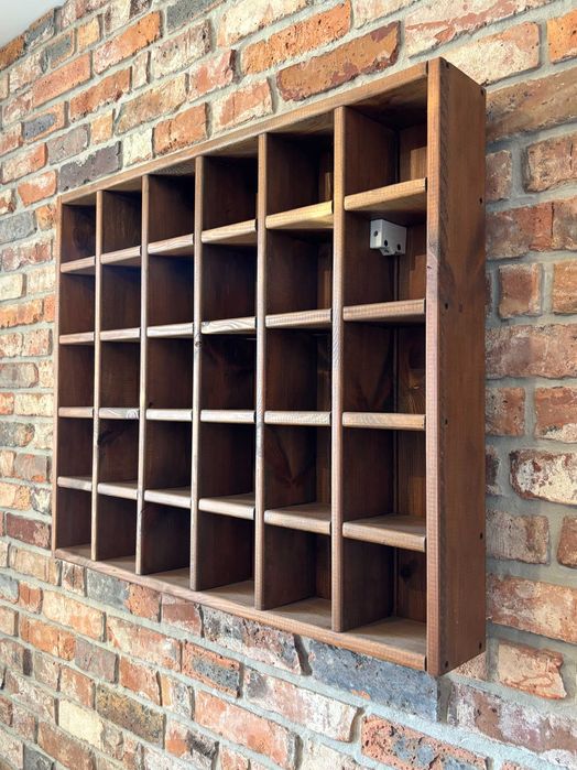 Drewniana półka na kubki / dekoracje – 6x5 przegródek