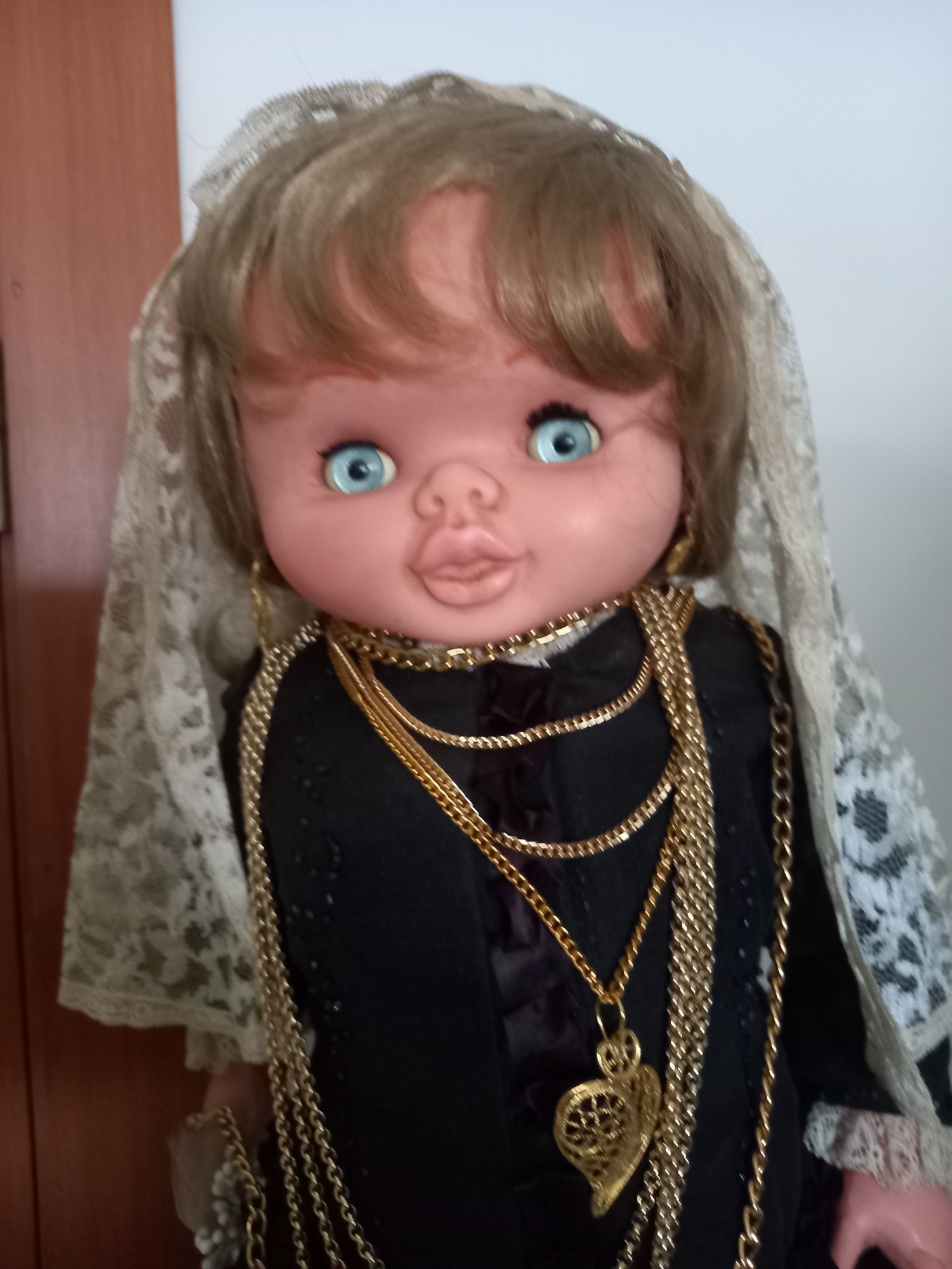 Boneca antiga trajada como noiva viana