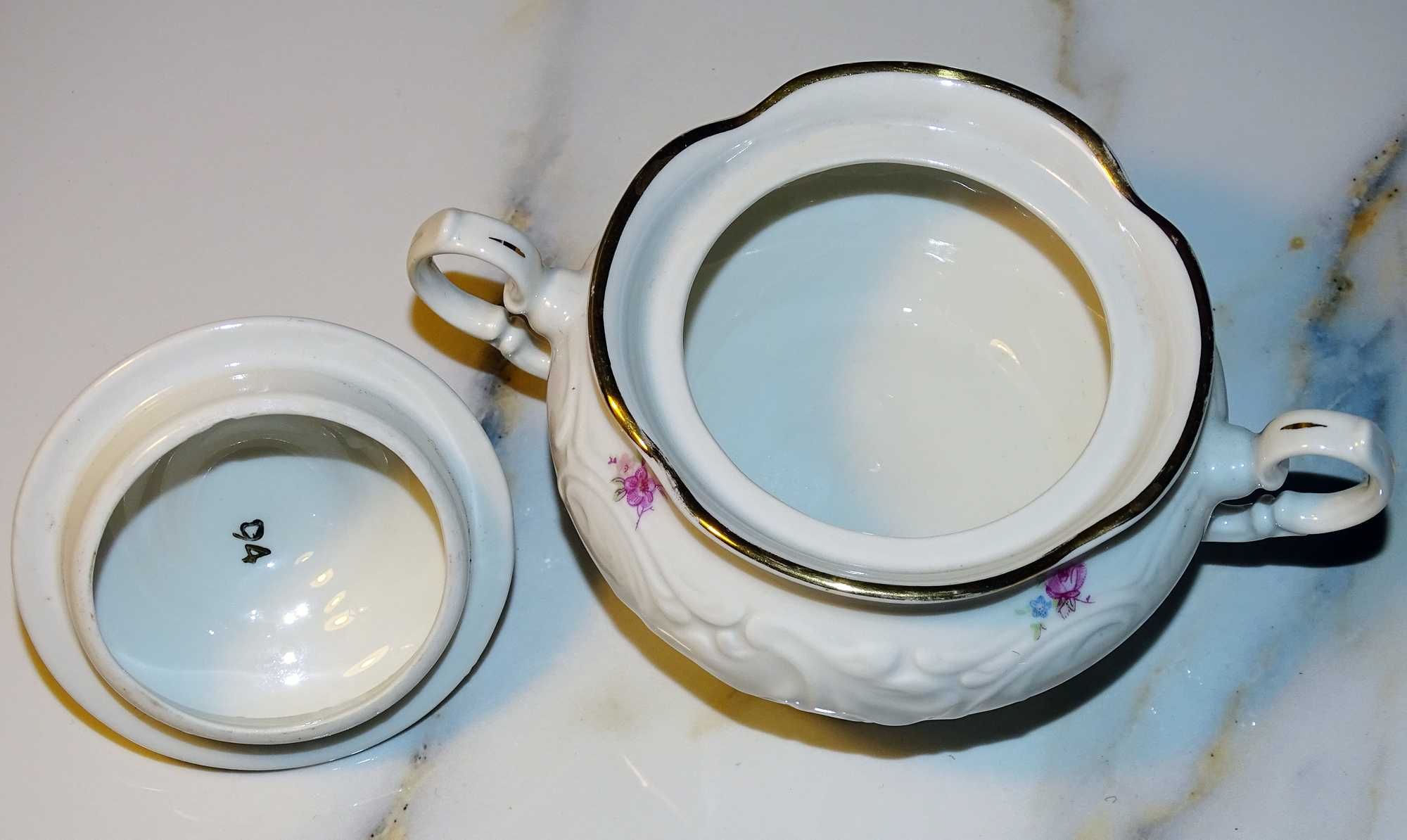 Porcelana Wałbrzych (Tielsch-Altwasser): elegancka złocona cukiernica