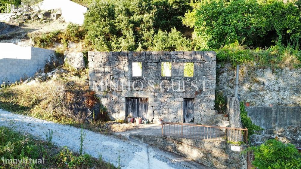 Moradia em Pedra c/2 pisos p/restauro junto á Barragem de Caniçada - V