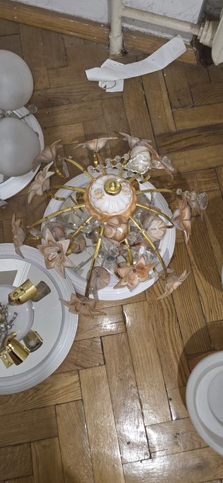 Продаються люстри бу в хорошому стані ванна туалет кухня кімнати