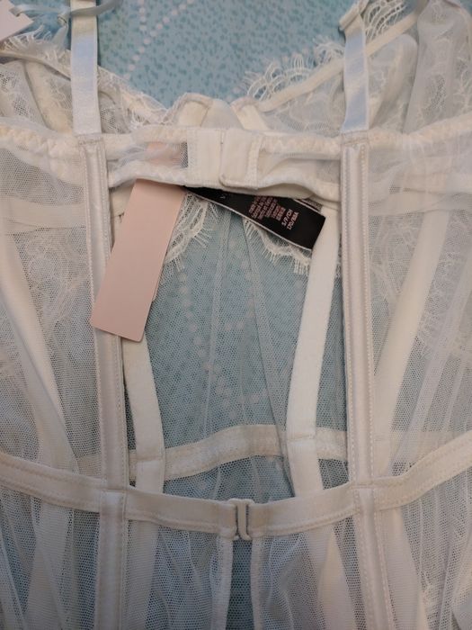 Body Victoria's Secret S stringi biale zapinki do ponczoch