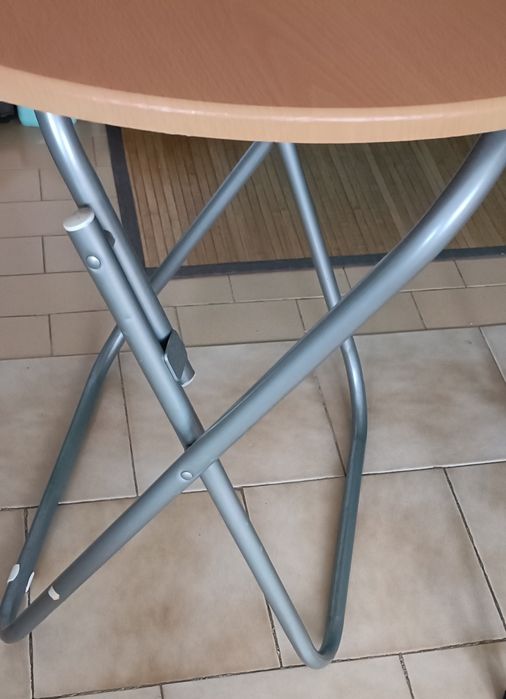 Mesa e cadeira rebatíveis