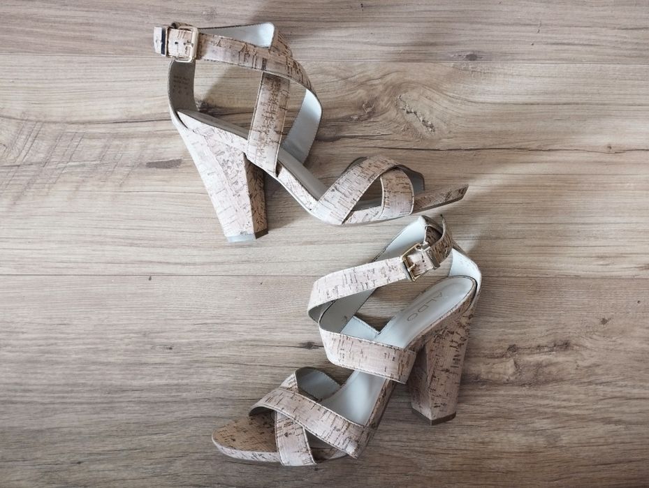 Sandały na obcasie Aldo, rozmiar 41, beżowe korek