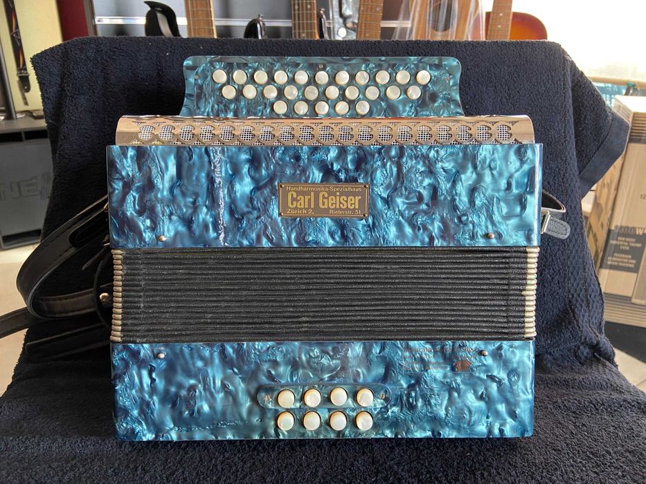 Concertina afinada e a tocar nas 3 filas