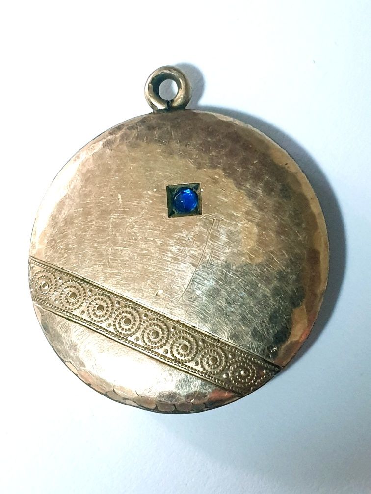 Lindo antigo pendente com plaque de ouro