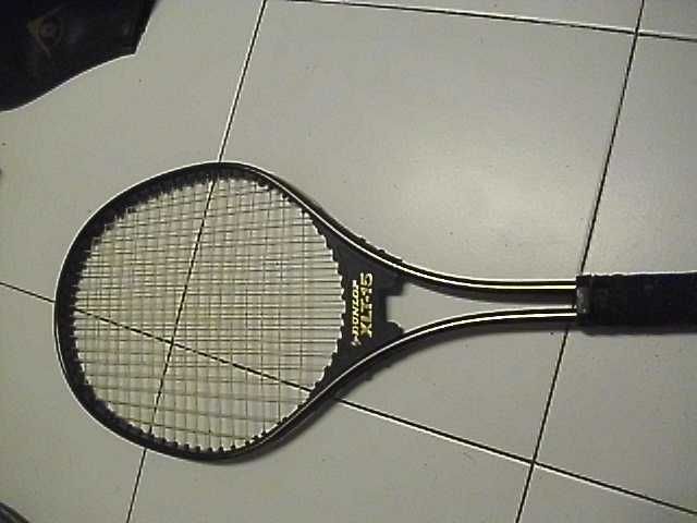 Raquete de Ténis marca DUNLOP, modelo XLT-15.