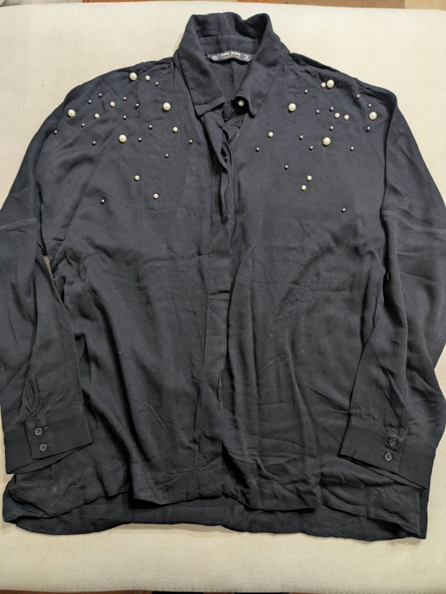 Camisa preta com pérolas da Zara