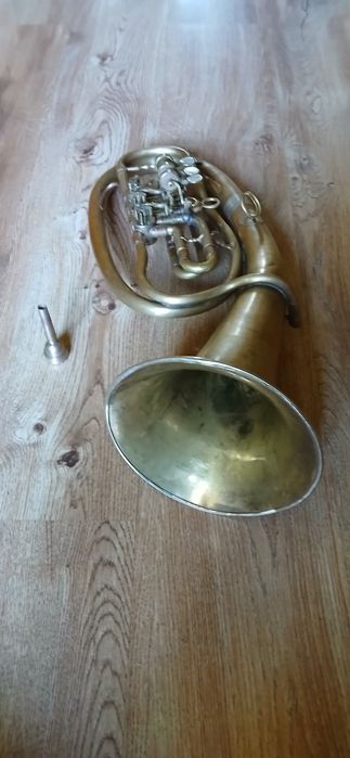 Mosiężny instrument trąbka.
