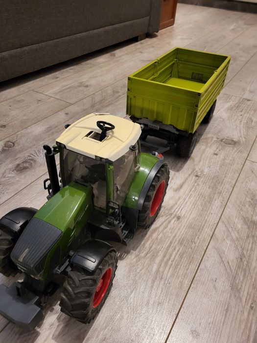 Traktor zabawkowy fendt 936 z przyczepkami
Traktor jest produko